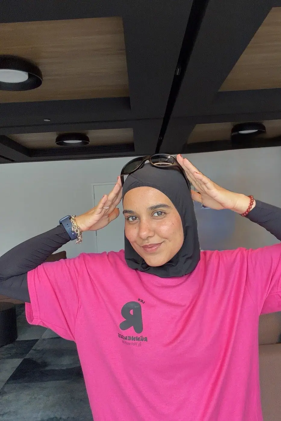Portrait d’Amani Boudabsa en t-shirt rose du club