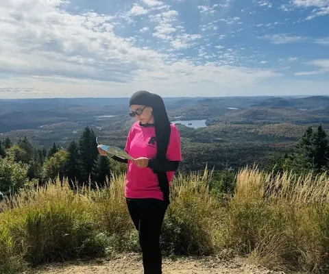 Amani au sommet d’une randonnée