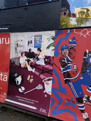 Affiches de la campagne Les Runneuses collées sur un mur en ville
