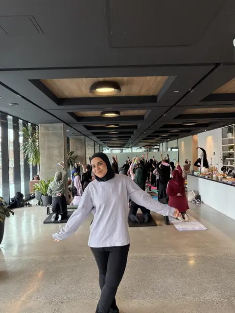 Amani danse devant le groupe pendant une séance