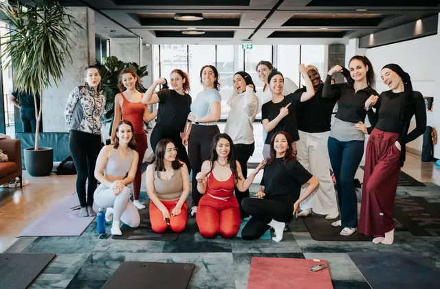 Groupe de femmes souriantes après une séance de pilates