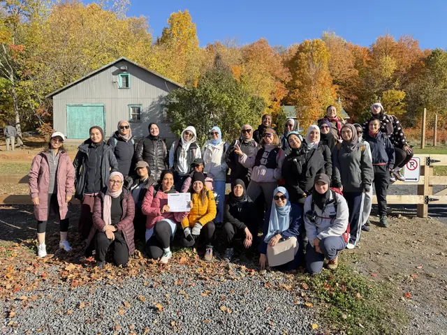 Photo de groupe de randonneuses devant des arbres d’automne