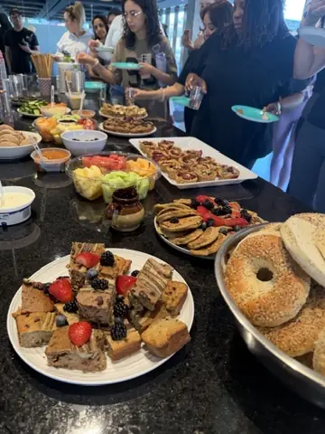Plateaux de bagels et pâtisseries au brunch