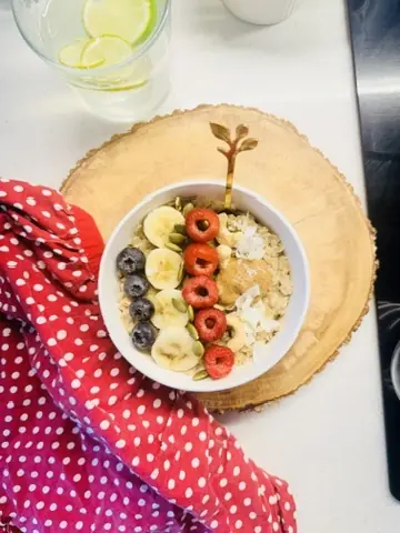 Bol de smoothie garni de fruits