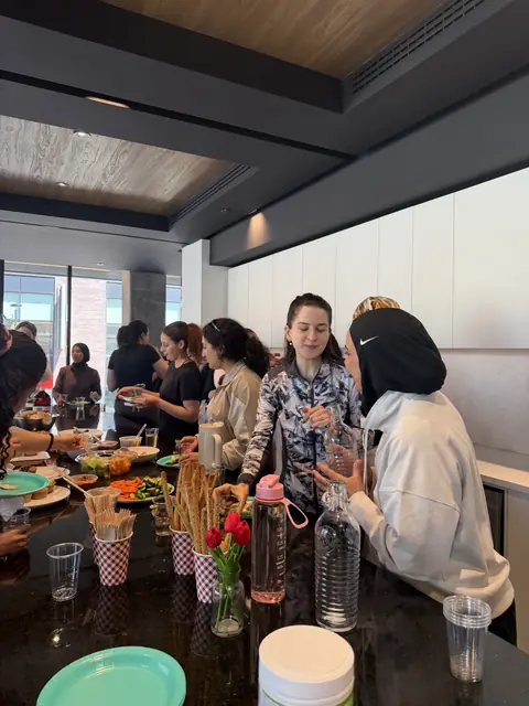 Membres du club autour du buffet de brunch