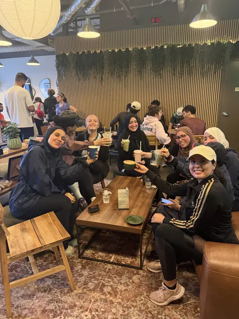 Groupe de femmes réunies dans un café après une sortie