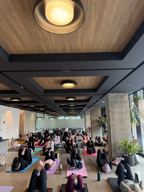 Grande salle remplie de femmes sur leurs tapis de pilates