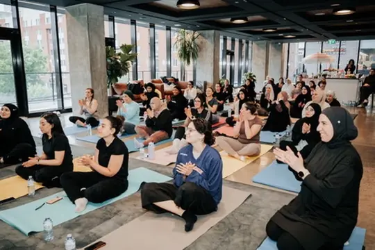 Cours de pilates en salle fermée, réservé aux femmes