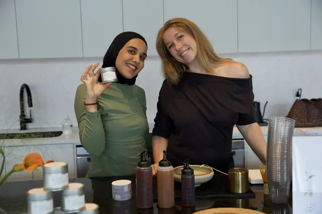 Amani et une membre rient en préparant le brunch santé