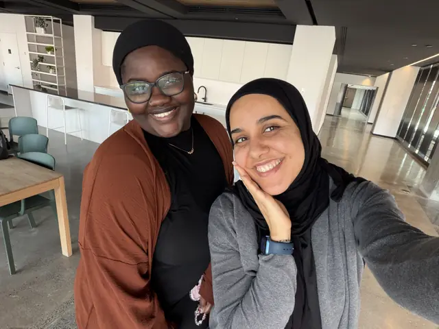 Deux membres du club font un selfie, tout sourire