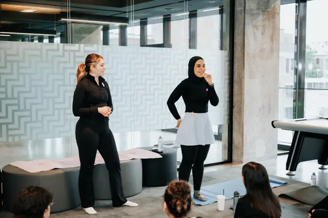 Amani guide le groupe pendant un exercice debout