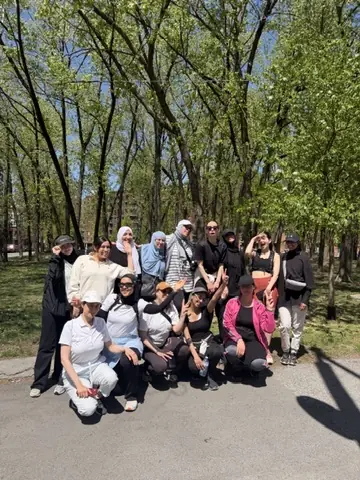 Groupe de femmes posant dans une forêt