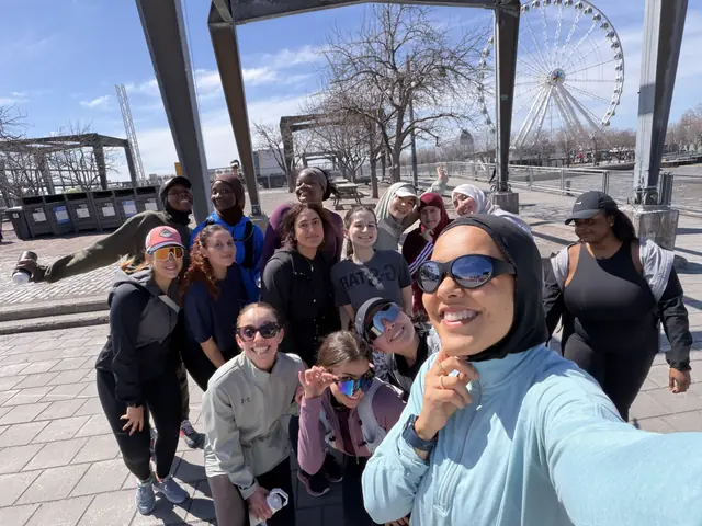 Selfie de groupe au Vieux-Port, la grande roue en arrière-plan
