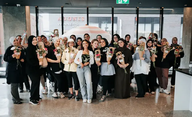 Grand groupe de femmes réunies après une séance