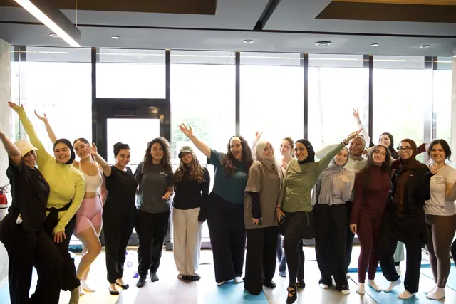 Une trentaine de Runneuses lèvent les bras après un cours de pilates en salle