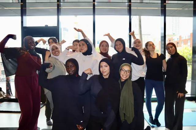 Groupe de femmes faisant une pose amusante en studio