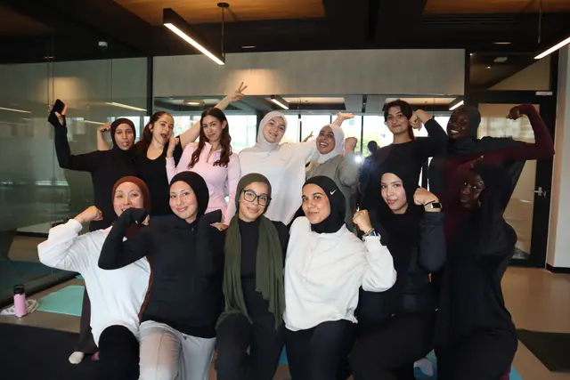 Photo de groupe dans le studio après le cours