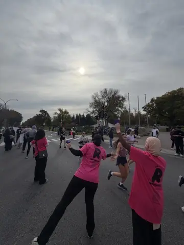 Coureuses en rose dans la rue pendant le marathon