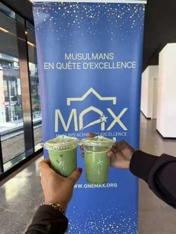 Deux matchas trinquent devant la bannière de l’organisme MAX