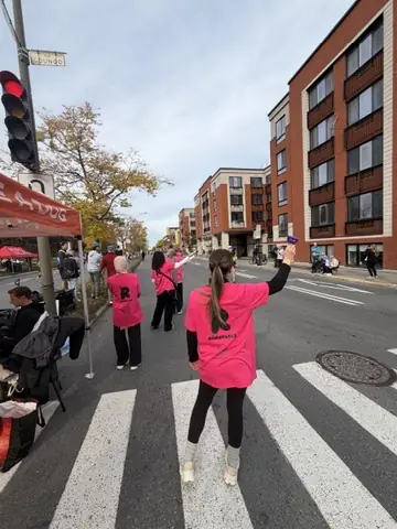 Coureuse en rose traversant un passage piéton
