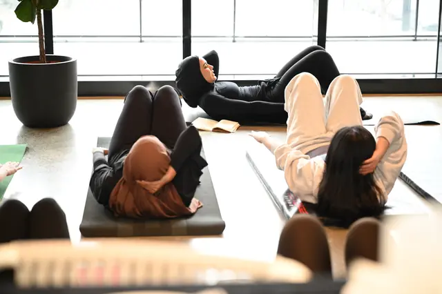 Femmes allongées faisant un exercice de pilates au sol