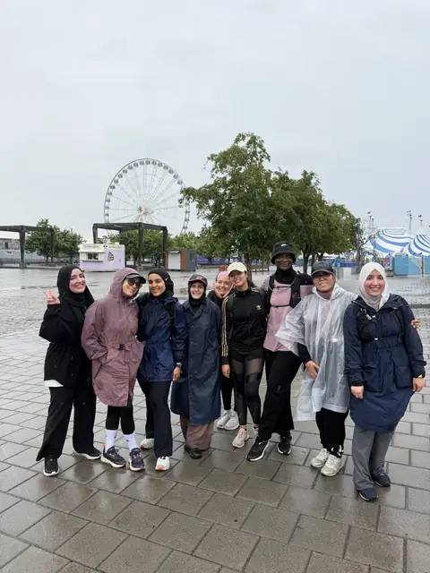 Groupe de Runneuses en imperméables au Vieux-Port