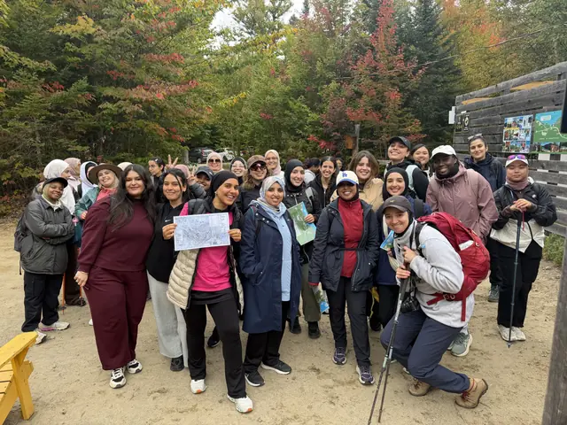 Grand groupe de randonneuses dans une forêt près de Montréal