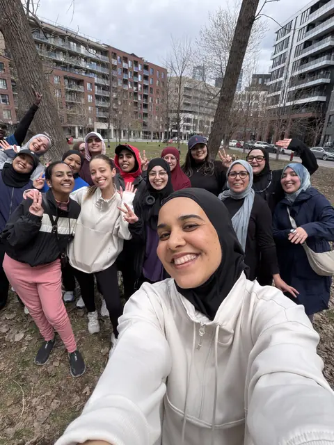 Selfie de groupe dans un parc au printemps