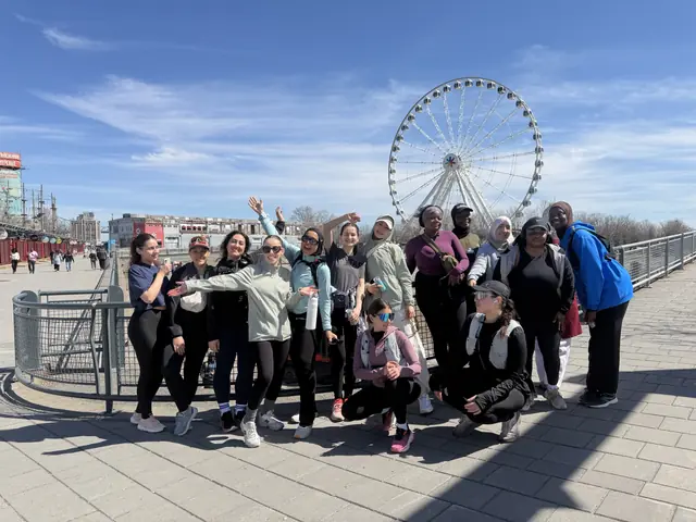 Groupe de Runneuses devant la grande roue du Vieux-Port de Montréal