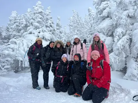 Randonnée entre femmes dans la neige près de Montréal