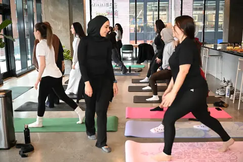 Cours de pilates en salle fermée, réservé aux femmes